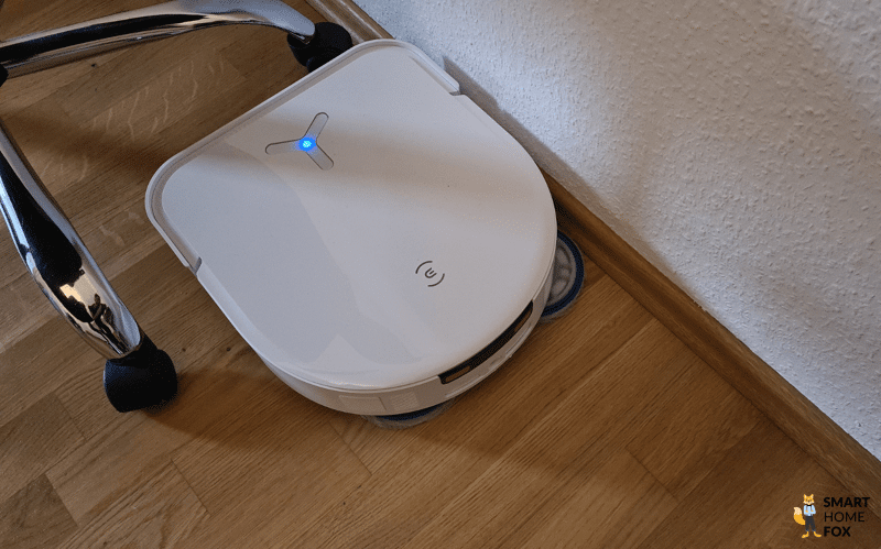 Der ECOVACS DEEBOT X5 sixcht entlang der Leisten.